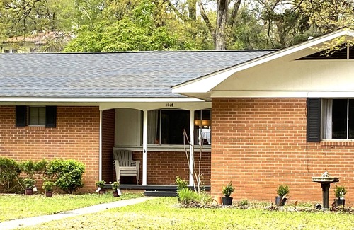 Laurel House | Southern cottage close to downtown with shopping and restaurants