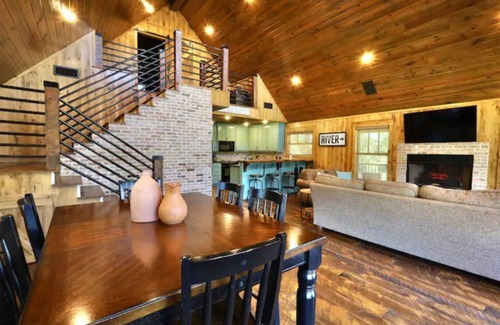 Glenwood House | Southern Grace on the Caddo - on the RIVER! with HOT TUB!