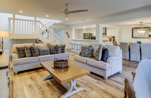 South Beach Villa | Southern island gem with high-speed WiFi, washer/dryer, & cozy patio/balcony