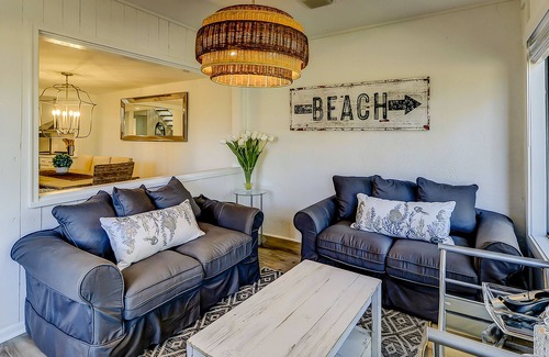 South Beach Villa | Southern island gem with high-speed WiFi, washer/dryer, & cozy patio/balcony