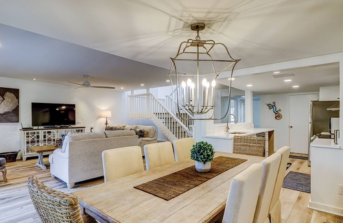 South Beach Villa | Southern island gem with high-speed WiFi, washer/dryer, & cozy patio/balcony