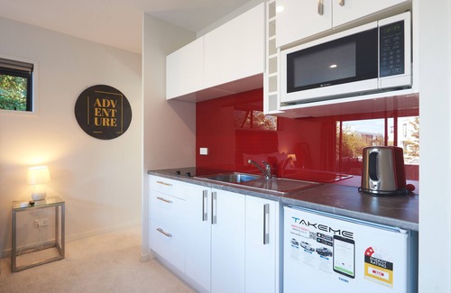 Queenstown City Centre Cottage | Southern Lakes Spa Studio - R1