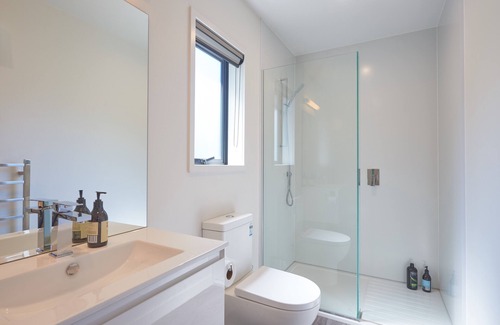 Queenstown City Centre Cottage | Southern Lakes Spa Studio - R1