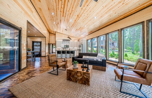Broken Bow Cabin | Southern Leisure in Broken Bow - Modern Luxury Cabin w/Hot Tub and Fireplace