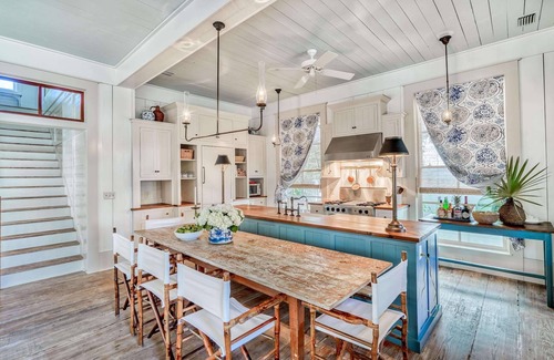 Watercolor House | Southern Living Cover Star! Amazing Front Porch, 1 Min to Beach Club, w/Bikes