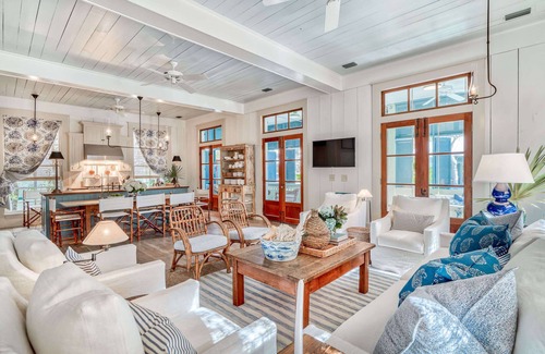 Watercolor House | Southern Living Cover Star! Amazing Front Porch, 1 Min to Beach Club, w/Bikes