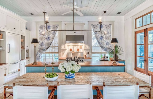 Watercolor House | Southern Living Cover Star! Amazing Front Porch, 1 Min to Beach Club, w/Bikes