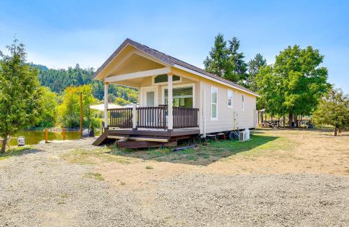 Oakland House | Southern Oregon Cabin Fire Pit and Private Pond!