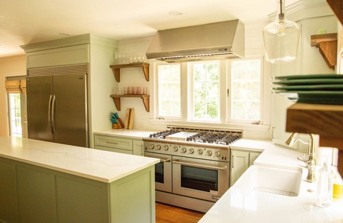 Laurel Cottage | Southern Retreat at its Finest with King Bed En-suite and Antiques Galore!