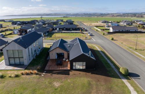 Te Anau House | Southern Solace - Te Anau Holiday Home