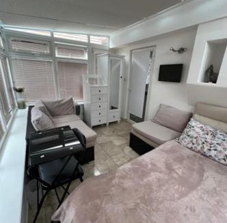 Brunswick Park House | Southgate Home Stay