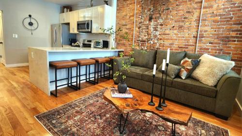 Telegraph Hill Apartment | Southie 3BD 1BA near Seaport and Convention Center BECE