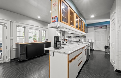 Southmoreland House | Southmoreland Mansion and Guest House on the Plaza | Sleeps 28!
