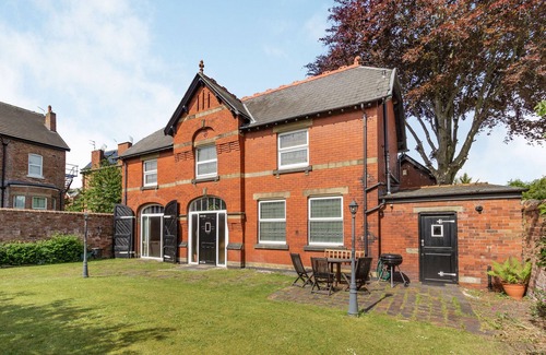 Southport Cottage | SOUTHPORT COACH HOUSE, family friendly, with a garden in Southport