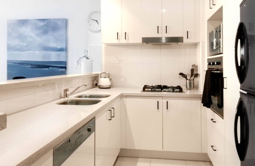 Southport Apartment | Southport Sea Views, pool, sauna, gym and close to shops, cafes & restaurants