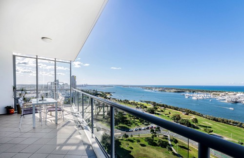 Southport Apartment | Southport Sea Views, pool, sauna, gym and close to shops, cafes & restaurants