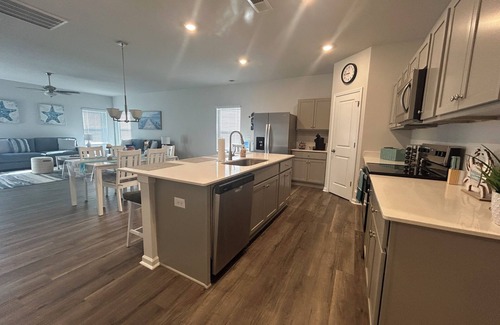 Southport House | Southport Seascape -New, 3 miles to beach, perfect for a family-friends getaway!