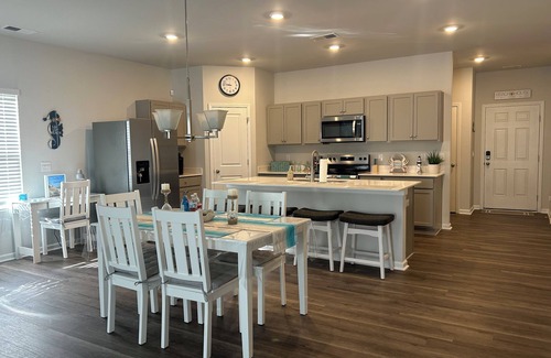 Southport House | Southport Seascape -New, 3 miles to beach, perfect for a family-friends getaway!