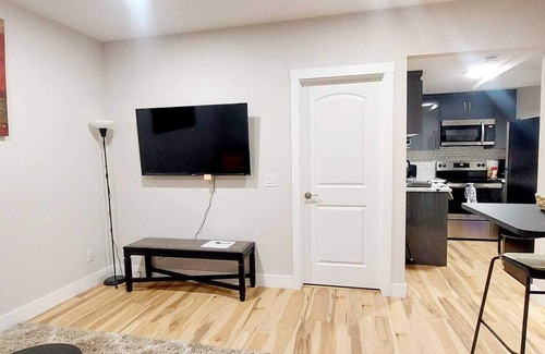 Southwest Calgary House | Southwest Cozy vibes, fast Wi-Fi – your chill Calgary escape starts here!