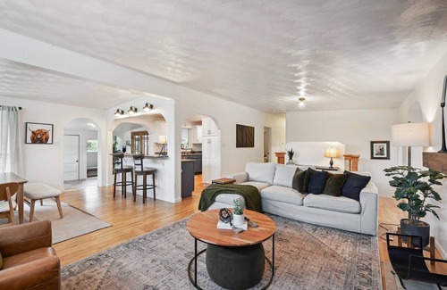 Littleton House | Southwest Mid-Mod 5BR w/Big Yard, Hot Tub, Fireplace, A/C, WIFI, and Kitchen