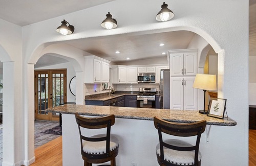 Littleton House | Southwest Mid-Mod 5BR w/Big Yard, Hot Tub, Fireplace, A/C, WIFI, and Kitchen