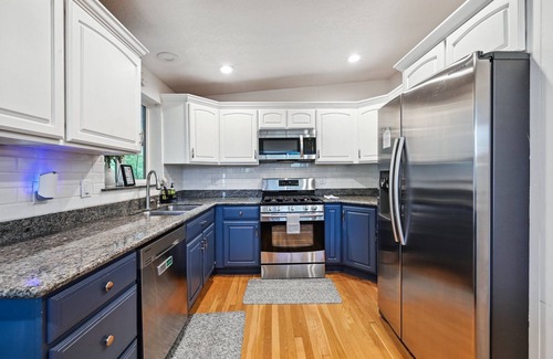 Littleton House | Southwest Mid-Mod 5BR w/Big Yard, Hot Tub, Fireplace, A/C, WIFI, and Kitchen