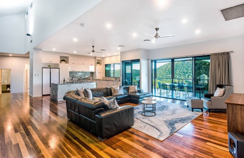 Hamilton Island House | Southwinds, Stunning 8 Bedroom House on Hamilton Island