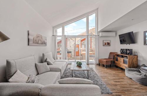 Stoneham Apartment | Spa - Foosball Table - Le Floriska