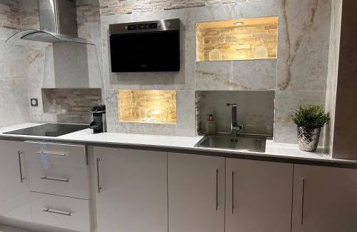 Vaudherland House | Spa Jacuzzi Moon White