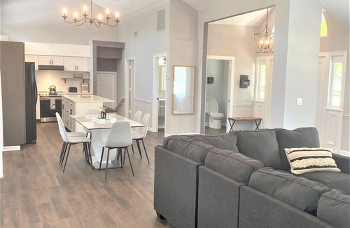Palm River Estates House | Spa like vacation house! All in 7 min from the beach and Mercato .