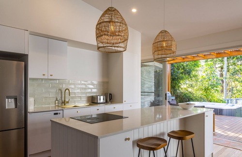 Tumbi Umbi House | Spa oasis - resort style living in the trees