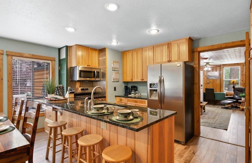 Estes Park House | SPA RIVER CABIN On River, Hot Tub, 5 Min RMNP 3Bdrm/2Ba, Firepit
