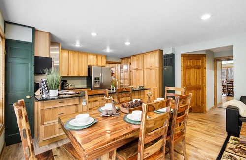Estes Park House | SPA RIVER CABIN On River, Hot Tub, 5 Min RMNP 3Bdrm/2Ba, Firepit