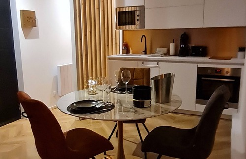 Macon Apartment | Spa, sauna, tropical rain sky, complimentary bottle, romantic night