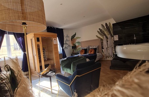Macon Apartment | Spa, sauna, tropical rain sky, complimentary bottle, romantic night