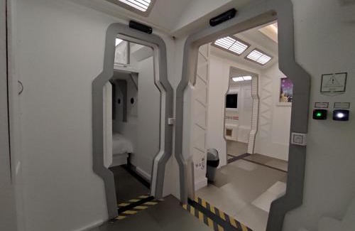 Lisieux Apartment | Space Lodge, vaisseau spatial - jeu type escape game