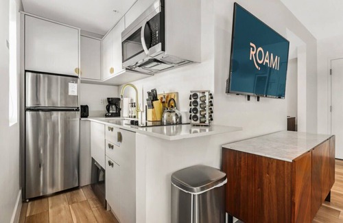 Mid Beach House | Space & Style in Miami | Roami at The Carmela