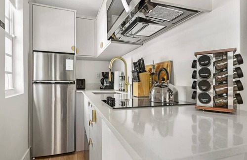 Mid Beach House | Space & Style in Miami | Roami at The Carmela