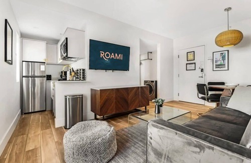 Mid Beach House | Space & Style in Miami | Roami at The Carmela