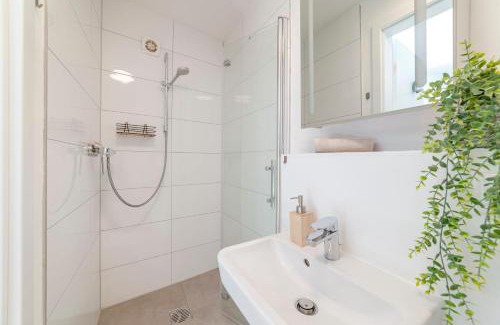Altendorf Apartment | SpaceStays Bunker Messe Apartment Wi-Fi TV