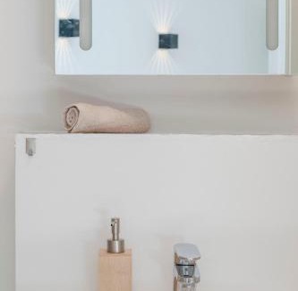 Altendorf Apartment | SpaceStays Bunker Messe Apartment Wi-Fi TV