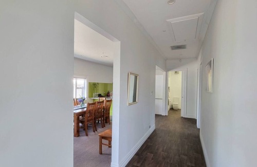 Remuera House | Spacious 5-bedroom Bungalow in Remuera w Parking