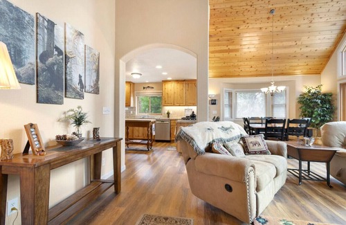 Lake Almanor Country Club Cabin | Spacious Cabin Retreat