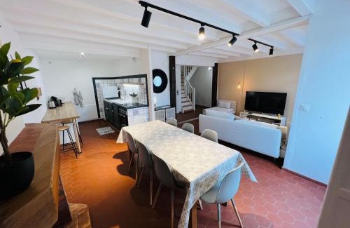 Saint-Brisson-sur-Loire House | Spacieuse Maison de Village - Baby-foot & Fléchettes