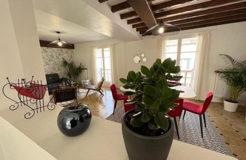Ay Apartment | SPACIEUSE MAISON DE VILLE avec garage privé fermé