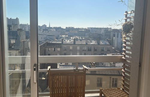 Quartier de la Folie-Mericourt Apartment | Spacieux Appartement, 2 Chambres Avec Balcon, 9ème Étage. Paris 11ème