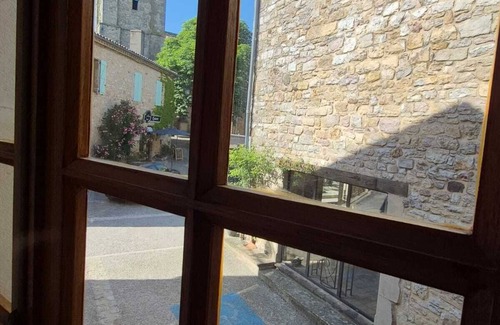 Puycelci House | Spacioius holiday home with AC in centre town of medieval Puycelsi