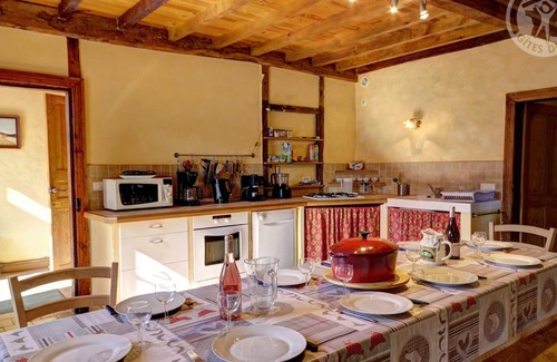 Saint-Martin-la-Sauvete Cottage | Spacious Cottage with Modern Amenities, Nature Trails, Fiber Internet & Pet-Friendly