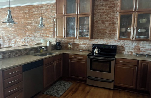Wabasha Condo | Spacious 1 bed/1 bath historical loft offers exposed brick, and high ceilings.
