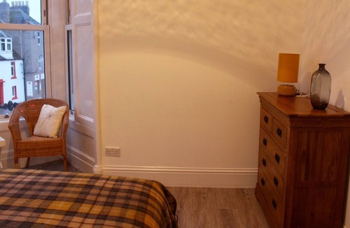 Montrose Apartment | Spacious 1 bed Apartment close to all the amenities Montrose has to offer.